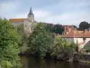 Montmorillon - Église Notre-Dame, rivière Gartempe, arbres au bord de l'eau et maisons de la ville