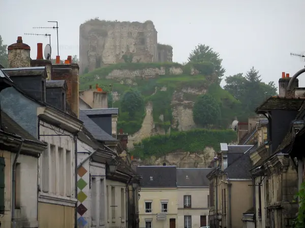 Montoire-sur-le-Loir - Ruinas del castillo con vista a las casas de la ciudad