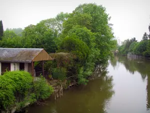 Montoire-sur-le-Loir - Los árboles y casa de campo en las orillas del río (el Lirón)