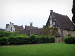 Montoire-sur-le-Loir - Jardín de la capilla de Saint-Gilles vistas a los tejados de la ciudad