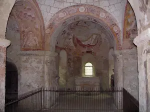 Montoire-sur-le-Loir - Dentro de la capilla de Saint-Gilles y sus frescos románicos (murales)