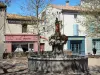 Montolieu - Brunnen, Buchhandlung und Kunstatelier des Dorfs des Buches; im Cabardès