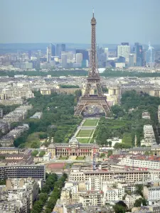 Montparnasse toren - Panorama van de Eiffeltoren, de tuinen van de Champs de Mars en Defensie vanaf het dakterras