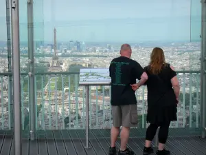 Montparnasse toren - Oriëntatie tafel in het panoramisch terras met uitzicht op de Eiffeltoren en Defensie