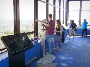 Montparnasse toren - 56e verdieping van de Tour Montparnasse met grote ramen en panelen met Parijs in augmented reality