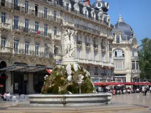 Montpellier - Place de la Comédie, con sus tres cafés en las aceras, fuente Graces y edificios