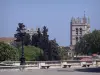Montpellier - Türme der Kathedrale Saint-Pierre (Bau im gotisch südländischem Stil),
Bäume und Promenade Peyrou mit Strassenleuchten und Sitzbänken