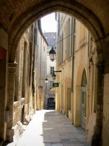 Montpellier - Callejón en el casco antiguo, con casas