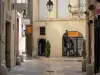 Montpellier - Häuser und Ladenschilder der Boutiquen der Altstadt