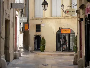 Montpellier - Häuser und Ladenschilder der Boutiquen der Altstadt