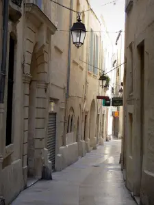 Montpellier - Gasse der Altstadt gesäumt von Häusern, Strassenlaternen