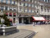 Montpellier - Place de la Comedie, con la sua fontana, caffè all'aperto e gli edifici