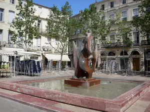 Montpellier - Fontana in Place du Marché aux Fleurs, alberi ed edifici della città
