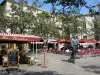 Montpellier - Place Jean-Jaures, la statua di Jean Jaures, caffè all'aperto, alberi ed edifici della città