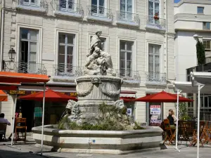 Montpellier - Fountain Square Chabaneau, terraza de un café y sombrillas, y edificios de la ciudad