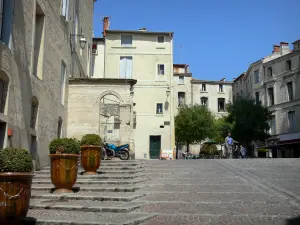 Montpellier - Place Sainte-Anne, arbustos en maceta, terraza cafetería y casas en el casco antiguo