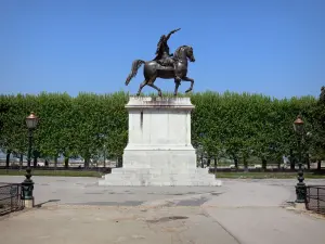 Montpellier - Platz Royale du Peyrou (Promenade Peyrou) Reiterstatue von Ludwig XIV., Strassenlaternen und in einer Reihe stehende Bäume