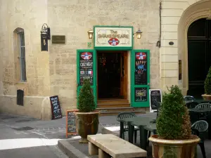 Montpellier - Terrasse einer Bar und Häuser der Altstadt