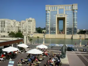 Montpellier - Hotel de la Región, los edificios, el río Lez, cafetería