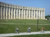 Montpellier - Wijk Antigone: Esplanade de l'Europe, fietsers, gazons en gebouwen