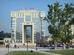 Montpellier - Antígona distrito: jardines de la Explanada de Europa, con el fin de la Región de Hotel de los árboles