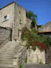 Montpeyroux - Escalera que conduce a una casa de piedra