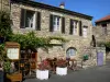 Montpeyroux - Casa de piedra y la terraza del restaurante de la villa medieval