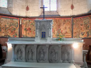 Montpezat-de-Quercy - Binnen in de kerk van Saint-Martin: koor en Vlaamse wandtapijten (wandkleden uit Vlaanderen) over het leven van St. Martin