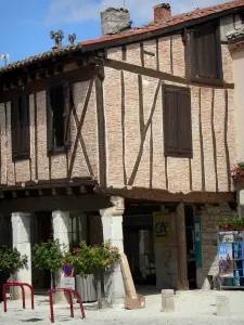 Montpezat-de-Quercy - Bastide fortified town: half-timbered house of the central covered square (Place de la Résistance square) 
