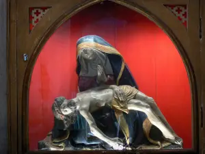 Montpezat-de-Quercy - Binnen in de kerk van Saint-Martin: Treasure: Pieta (Maagd van Barmhartigheid)