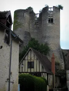 Montrésor - Tours (vestiges) de la forteresse et maison à pans de bois