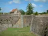 Montreuil-sur-Mer - Zanja, las murallas de la ciudadela y las nubes en el cielo