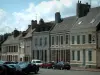 Montreuil-sur-Mer - Maisons de la ville et nuages dans le ciel