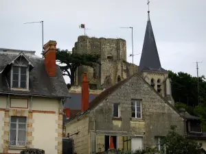 Montrichard - Toren, toren van de Heilige Kruis kerk en huizen in de stad