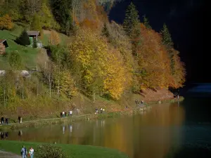 Meer van Montriond - Bank met wandelaars, meer en bomen in de herfst kleur, in de Haut-Chablais