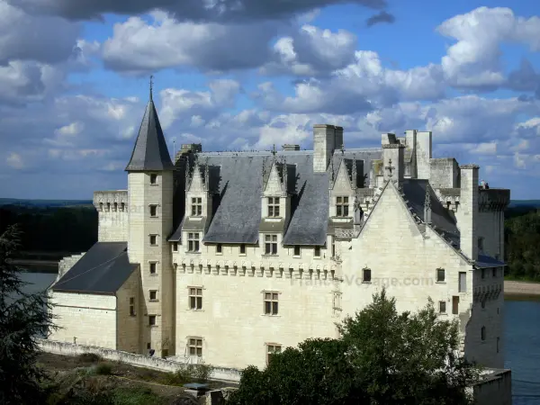 Montsoreau - Château de Montsoreau de style Renaissance, fleuve Loire, nuages dans le ciel ; en Val de Loire