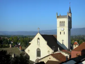Morestel - Gotische Kirche Saint-Symphorien und ihr Glockenturm versehen mit einem Türmchen, Häuserdächer der Altstadt und umliegende Landschaft