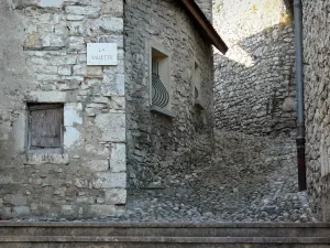 Morestel - Gepflasterte Gasse (Kieselsteine) und Haus aus Stein