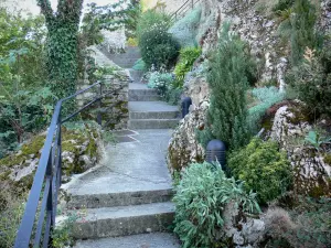 Morestel - Steigung, umgeben von Vegetation, führend zum mittelalterlichen Turm