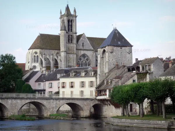 Moret-sur-Loing - Notre-Dame church, Porte de Bourgogne gate, houses of the medieval city, bridge spanning the River Loing and trees along the water