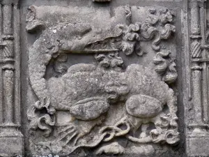 Moret-sur-Loing - Carved salamander topping the house of François I (Chabouillé town house)