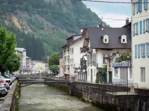 Morez - Fluss Bienne, Häuser und Gebäude der Stadt; im Regionalen Naturpark des Haut-Jura