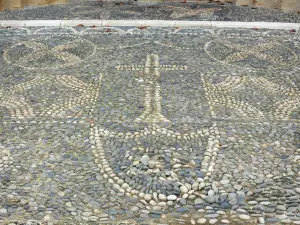 Morlaàs church - Cobbled forecourt