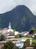 Le Morne-Vert - Kirche Saint-Martin und Häuser des Ortes am Fusse der Bergspitze des Carbet