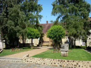 Mortagne-au-Perche - Monument aux morts entouré d'arbres