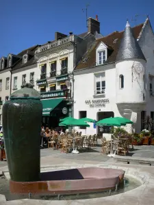 Mortagne-au-Perche - Fuente, cafetería con terraza y casas de la plaza del General De Gaulle