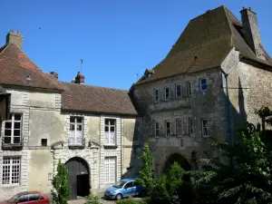 Mortagne-au-Perche - Porte Saint-Denis (restanten van oude vestingwerken) en deur van het huis van de graven van Perche