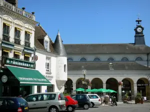 Mortagne-au-Perche - Kornhalle und Häuser des Platzes Général de Gaulle