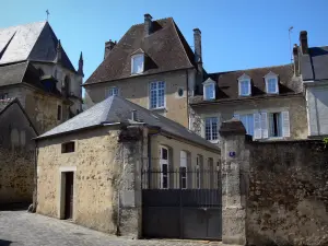 Mortagne-au-Perche - Porte Saint-Denis (restanten van oude vestingwerken) en een deel van de Notre Dame