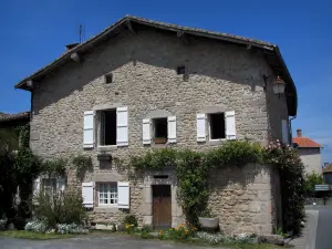 Mortemart - Haus aus Stein geschmückt mit Blumen